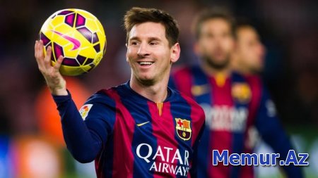 Messi qadın azərkeşi topla nokauta saldı - VİDEO
