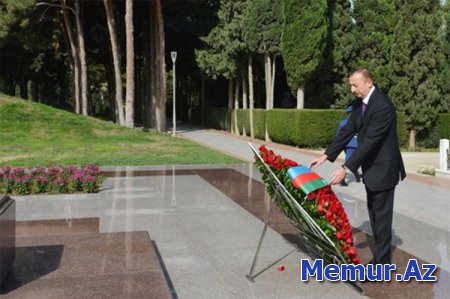 Prezident Heydər Əliyevin məzarını ziyarət edib