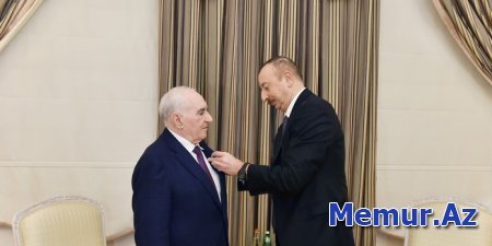 İlham Əliyev Milli Məclisin deputatı Fəttah Heydərova “İstiqlal” ordeni təqdim edib