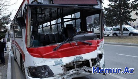 Bakıda sürücü avtobusu dirəyə çırpdı: Ölən var