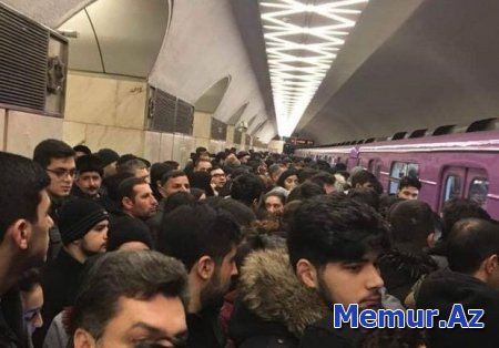 Metroda sıxlıq: qatarların intervalında gecikmə olub