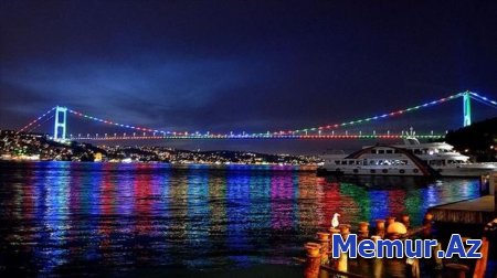 İstanbulun üç körpüsü Azərbaycan bayrağının rənglərinə boyandı