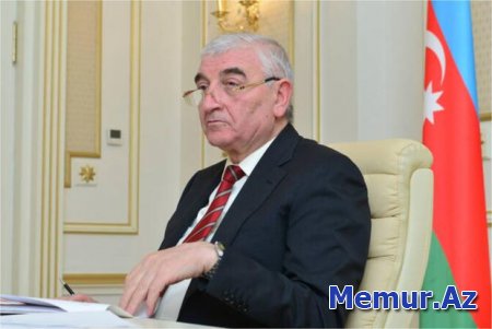 Məzahir Pənahov parlamentdə deputat vəsiqələrini təqdim edir