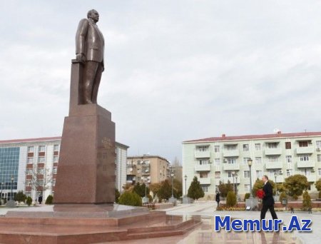 Prezident Naxçıvanda Heydər Əliyevin abidəsini ziyarət etdi