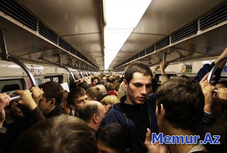 Bakı metrosunda yenə nasazlıq yarandı: Qatar gecikdi