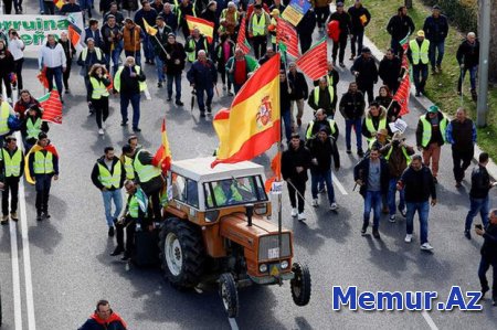 İspaniyada fermerlər traktorlarla Madridin mərkəzi küçələrini bağlayıblar