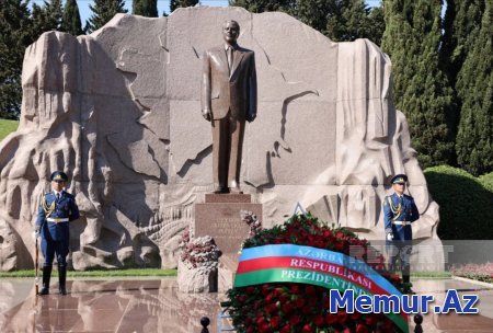 Dövlət və hökumət rəsmiləri Ulu Öndər Heydər Əliyevin məzarını ziyarət ediblər